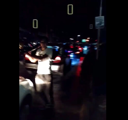 [VIDEO] La furiosa reacción de un taxista ante un chofer de Uber