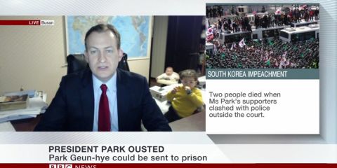 [VIDEO] El hilarante momento en que un experto en Corea es interrumpido por sus hijos mientras lo entrevistan en vivo por la BBC