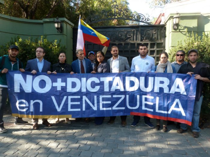 Diputados y venezolanos residentes en Chile entregan carta en embajada de Venezuela