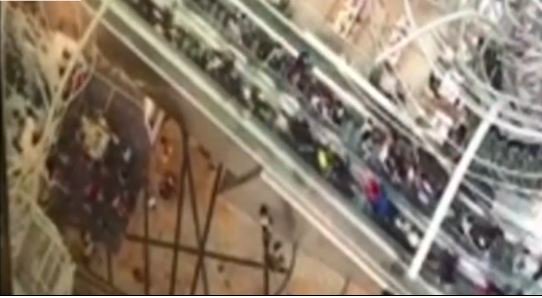 [VIDEO] El espeluznante momento en que una escalera eléctrica se sale de control en Hong Kong causando 18 heridos