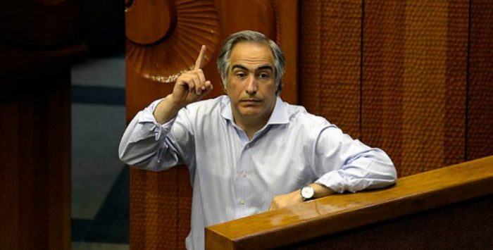 Francisco Chahuán se baja de la carrera presidencial y respalda a Piñera como candidato de RN