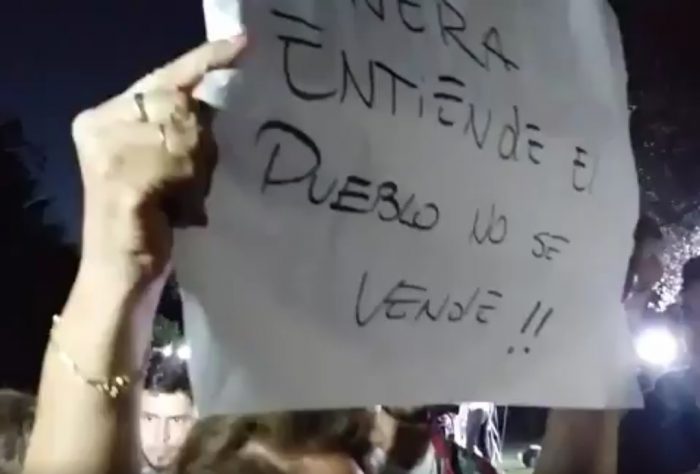 [VIDEO] #FunaAPiñera: la manifestación en contra del ex Mandatario en las afueras de su proclamación como candidato presidencial