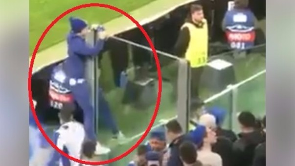 [VIDEO] El aplaudido gesto de un hincha del Porto con uno de Juventus tras eliminación de su equipo de la Champions