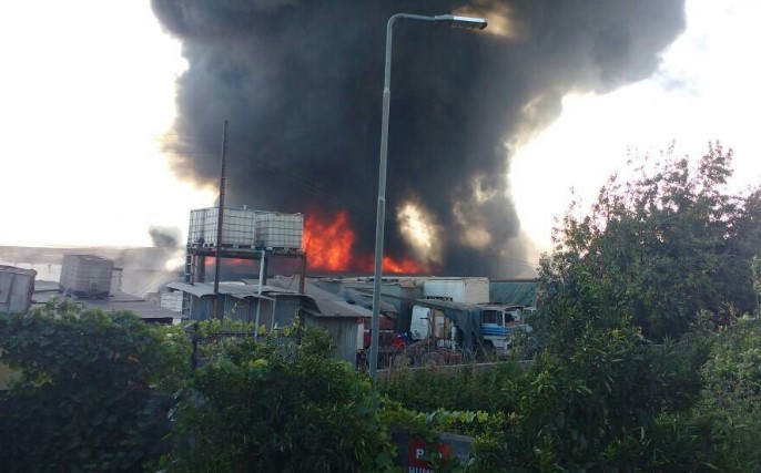 [VIDEO] El registro de las llamas y la gran columna de humo negro provocadas por incendio que afecta a fábrica de Maipú