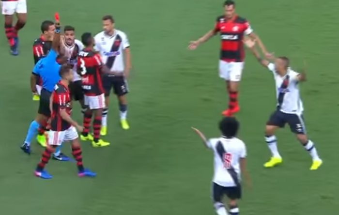[VIDEO] Cámaras delatan a árbitro brasileño que simula un cabezazo para expulsar a un jugador
