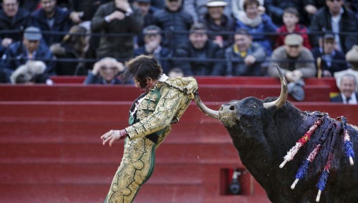 [VIDEO] Impresionantes cornadas recibe torero en plaza de toros de Valencia