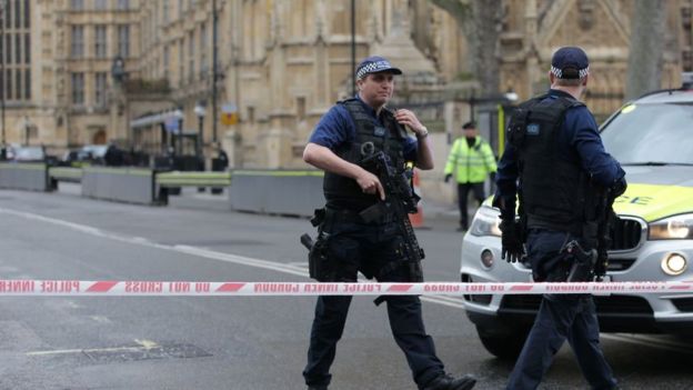Apuñalan a un policía y le disparan al atacante frente al Parlamento británico en «incidente terrorista»