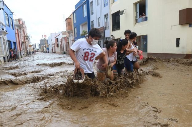 Aumentan a 78 los muertos y 101.104 los damnificados por huaicos e inundaciones en Perú