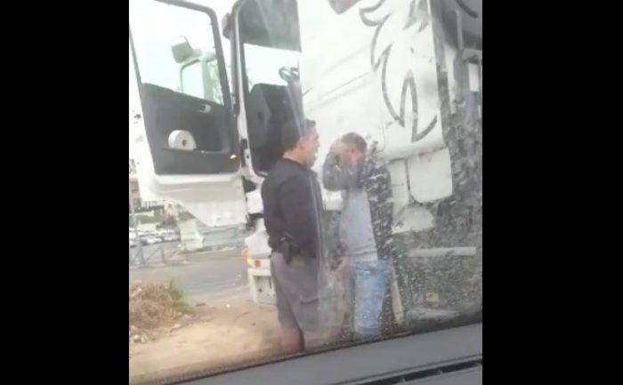 [VIDEO] La brutal agresión de un policía israelí a un conductor palestino por rayar su auto