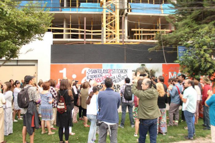 Vecinos de Ñuñoa protestan por agresiones físicas y de género en obra de construcción