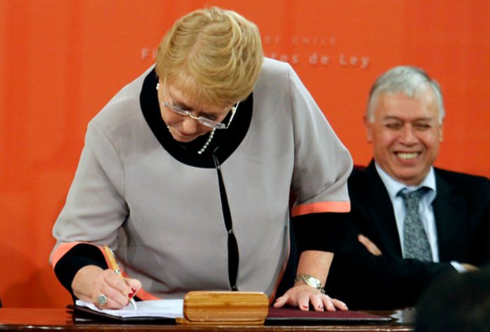 Presidenta Bachelet firma proyectos de ley para dividir el Sename y combatir incendios forestales