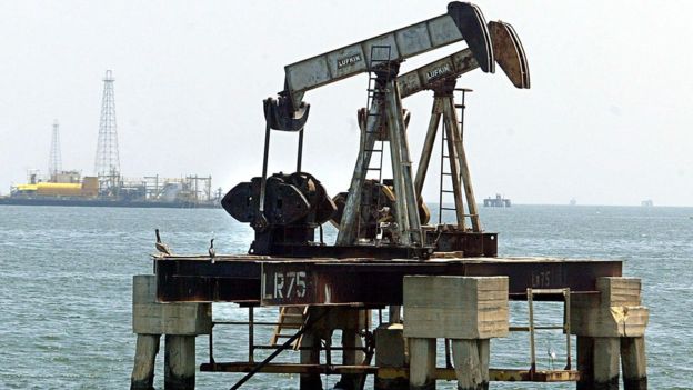 Insólito: Venezuela, sede de reservas de petróleo más grandes del mundo, busca combustible en exterior por caída de producción
