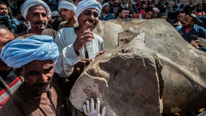 El «impresionante» descubrimiento de una enorme estatua en Egipto que representaría al faraón Ramsés II