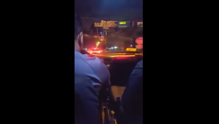 [VIDEO] El registro de la violenta reacción de un taxista que se molestó por una “carrera corta”