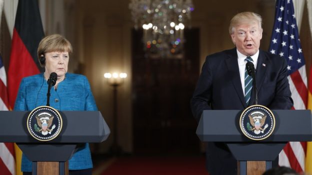 «Como en dos universos políticos diferentes»: el incómodo primer cara a cara entre Donald Trump y Angela Merkel