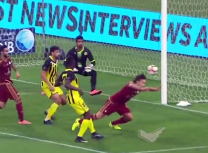[VIDEO] ¿Fue o no de Valdivia? El «Mago» anota de cabeza pero gol es adjudicado a su compañero en Al Wahda