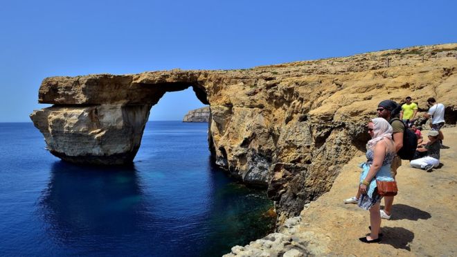 «Desgarrador»: Malta lamenta el derrumbe de la Ventana Azul, la icónica roca que apareció en «Game of Thrones»