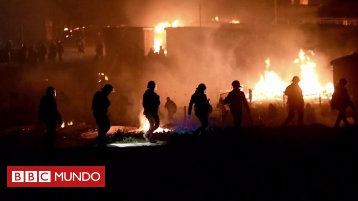 [VIDEO] Las enormes llamas que destruyeron un campo de migrantes al norte de Francia