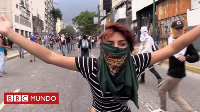 [VIDEO] Los violentos enfrentamientos con gas lacrimógeno y balas de goma entre la policía y manifestantes opositores en Venezuela