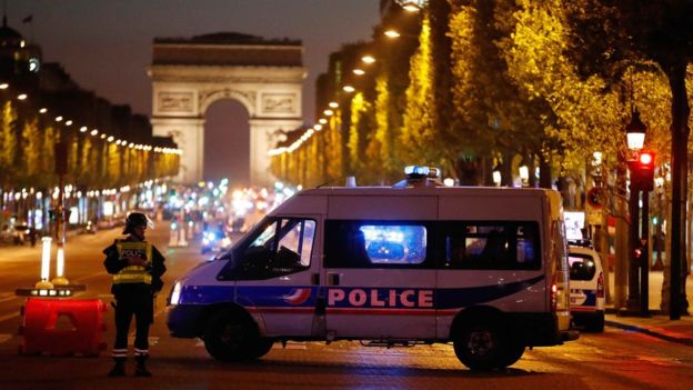 Francia: un tiroteo en los Campos Elíseos de París deja un policía muerto y otro herido
