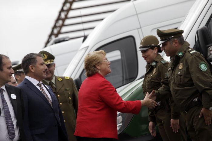 Bachelet entrega respaldo a Carabineros en medio de escándalo del desfalco