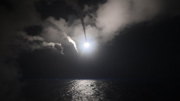 EEUU ataca una base aérea siria con 59 misiles en respuesta «al terrible ataque con armas químicas» del que acusa a Bashar al Asad