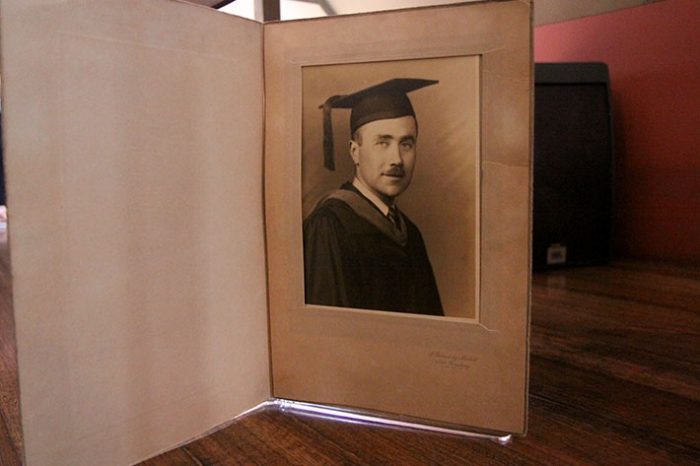 Biblioteca del historiador Hernán Ramírez Necochea fue donada a la U. de Chile
