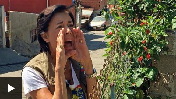 [VIDEO] A los gritos a 300 metros de distancia: así se comunica la madre del opositor Leopoldo López con su hijo preso en Venezuela