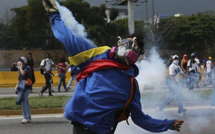 Protestas y represión siguen en Venezuela con un ataque a hospital infantil