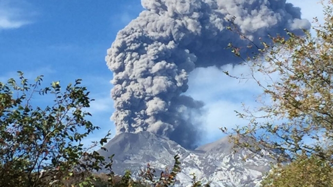 Volcán Nevados de Chillán emite pulsos eruptivos y alerta a autoridades