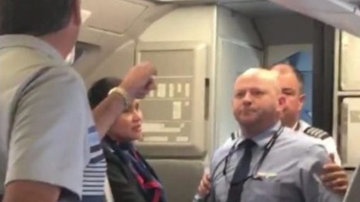 [VIDEO] Así fue el momento en que un empleado de American Airlines amenaza con golpear a un pasajero