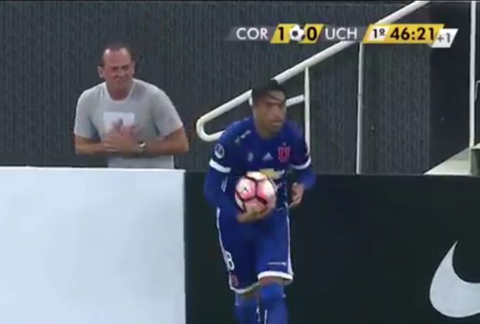 [VIDEO] La exagerada reacción de un pelotero ante «agresión» de Gonzalo Jara durante el duelo de la U ante Corinthians