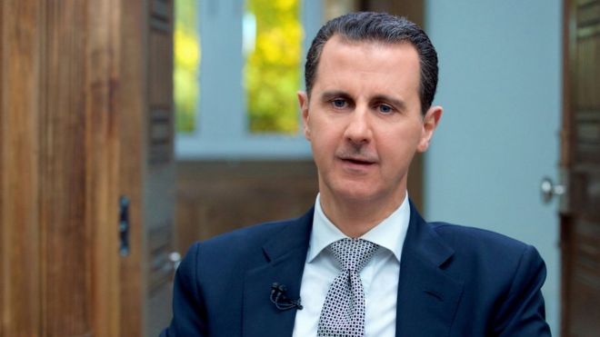 El presidente de Siria Bashar al Asad dice que el ataque químico del que se le acusa es una «invención al 100%»