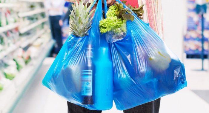 Productores de plástico califican de «arbitraria» prohibición de bolsas y acuden al TC