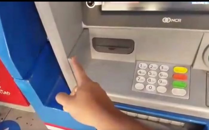 Atención usuarios bancarios: sujeto realiza instructivo para no caer en estafas en cajeros automáticos