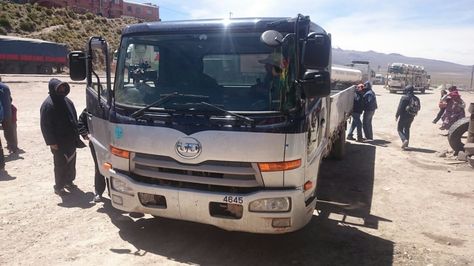Autoridades bolivianas devuelven a Chile un camión robado en ese país