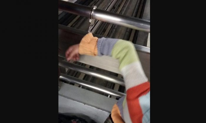 [VIDEO] El registro de la denuncia en Facebook por estudiante que habría sido esposada en el Metro por equivocarse de salida