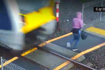 [VIDEO] La milagrosa escapada de una mujer que casi es atropellada por un tren