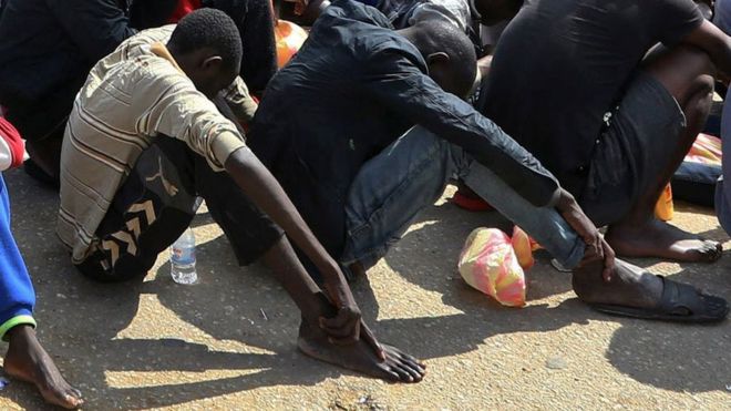 El drama de los migrantes africanos que son vendidos en «mercados de esclavos» en Libia