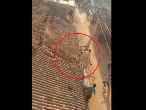 [VIDEO] El momento en que un hombre salta desde el techo de una casa para evitar ser atacado por un leopardo en India