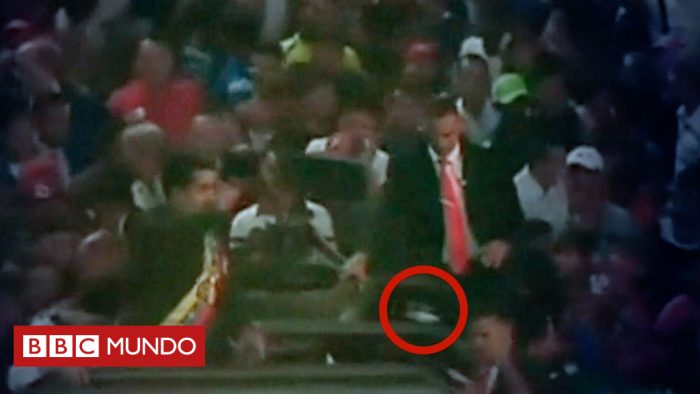 [VIDEO] El momento en que manifestantes arrojan objetos a Nicolás Maduro en un acto oficial
