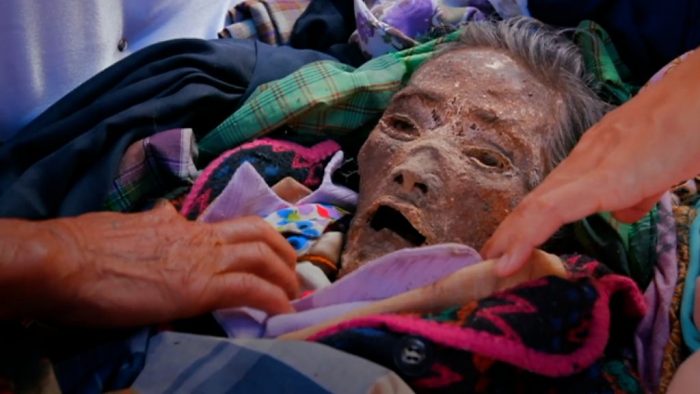 [VIDEO] «Si no lo cuidamos su espíritu nos perseguirá»: Toraja, el pueblo de Indonesia donde los vivos cuidan a los muertos como si estuvieran enfermos