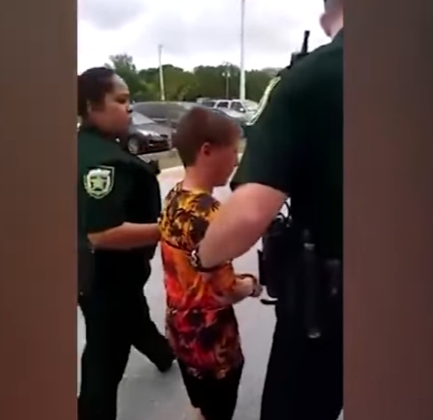 [VIDEO] El cruel trato a niño con autismo que es arrestado en frente de su madre en el patio de su colegio