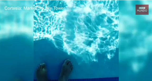 [VIDEO] La vertiginosa piscina con el fondo transparente que cuelga a 152 metros de altura
