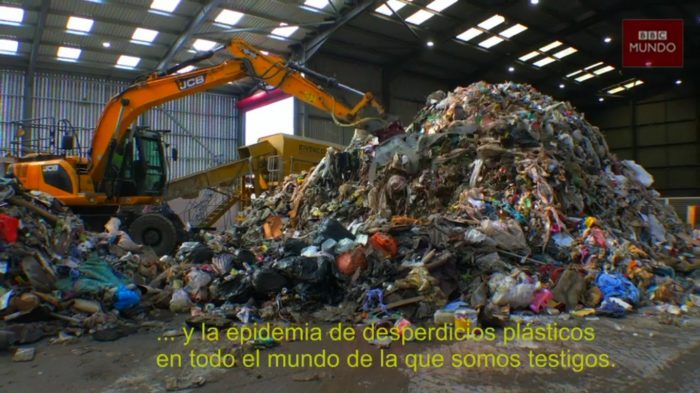 [VIDEO VIDA] El ingenioso método para construir carreteras con plástico reciclado