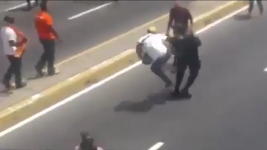 [VIDEO] La brutal agresión de parte de la resistencia venezolana a un Guardia Civil en manifestaciones