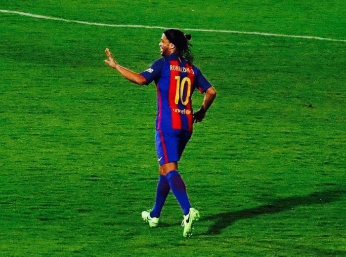 [VIDEO] No pierde la magia: Ronaldinho deslumbra en partido de estrellas del Barcelona