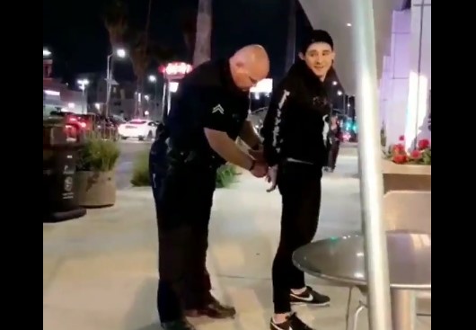 [VIDEO] Policía de Los Angeles esposa al músico Skrillex por llevar la música de su auto demasiado fuerte
