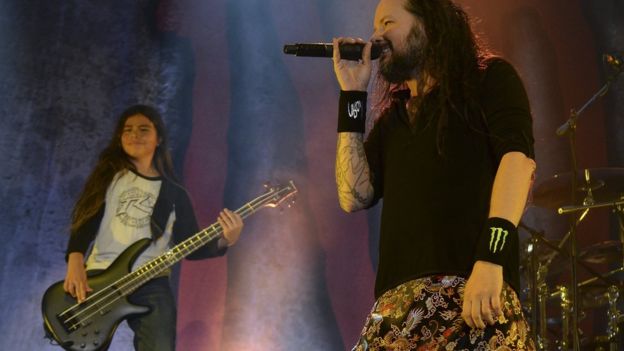 Tye, el hijo de 12 años de Robert Trujillo, de Metallica, que llega a Chile como bajista de Korn