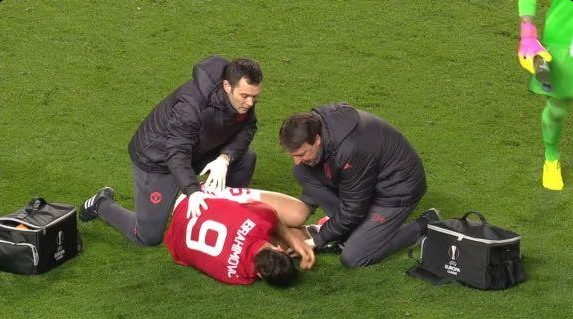 [VIDEO] La impactante y dolorosa lesión que sufrió Zlatan Ibrahimovic durante partido del Manchester United en la Europa League